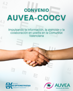 Convenio AUVEA-COOCV Imagen del convenio de colaboración entre AUVEA y el Colegio de Ópticos-Optometristas de la Comunitat Valenciana, representado por un apretón de manos sobre un fondo de optotipos visuales y los logotipos de ambas entidades.